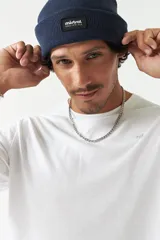 Remera de manga larga para hombre con escote redondo y logo bordado en el pecho.