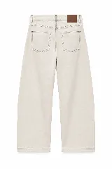 Jean de algodón color beige con fit barrel y tiro bajo, bolsillos delanteros y traseros, costuras pespunteadas a contratono.