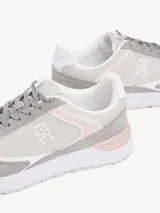 Zapatillas Tommy Hilfiger de mujer, color gris con detalles en rosa y blanco. Confeccionadas en poliéster con paneles de malla y logo TH en la lengüeta y lateral.