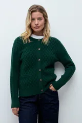 Cardigan de punto color verde oscuro con diseño de textura de rombos, cuello redondo y cierre frontal con botones a tono.