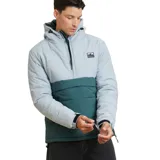 Campera tipo canguro con capucha, diseño bicolor en gris claro y verde oscuro, con cierre frontal parcial y bolsillo delantero amplio.