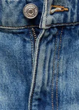 Jeans de tiro medio con diseño recto y cinco bolsillos. Presenta cierre de cremallera y botón, con detalle de tachuelas decorativas.