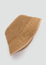 Sombrero tipo bucket de fibra natural trenzada en color beige, con borde ribeteado.
