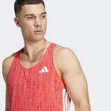 Musculosa de running Adidas Adizero, color rojo con estampado sutil en tono más oscuro. Presenta un corte ajustado (slim fit), cuello redondo y las tres franjas blancas características de Adidas en el lateral derecho.