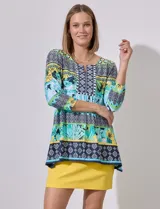 Blusa estampada de seda fría marca Ruby Rd, con cuello a la base y escote en V bordado.