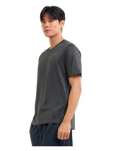 Remera deportiva de entrenamiento Under Armour, confeccionada en tejido de punto ultratranspirable y ligero con textura jaspeada. Presenta cuello redondo, mangas cortas, refuerzo en las axilas para mayor movilidad y bajo con forma para mayor cobertura.