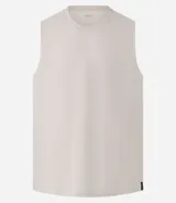 Musculosa básica para hombre de corte recto y cuello redondo, confeccionada en tejido de algodón. Presenta un diseño liso con un pequeño tag decorativo en el bajo.