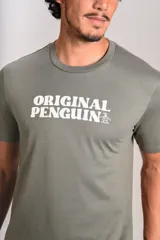 Remera verde militar de manga corta, con cuello redondo y estampa frontal con la inscripción "Original Penguin" en color blanco.