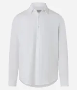 Camisa masculina de corte slim, color celeste, con cuello inglés, manga larga y cierre frontal con botones. Confeccionada con tecnología performance de secado rápido y mayor elasticidad.
