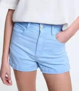 Short de sarga color celeste, de corte ajustado y cintura alta, con cierre frontal y bolsillos laterales.