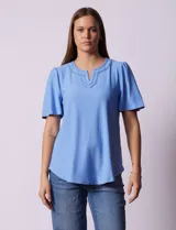 Blusa blanca de tejido piqué, marca Ruby Rd. Cuello a la base y escote en V. Manga corta amplia.