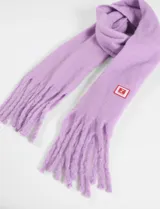 Bufanda roja de poliéster con terminación de flecos.