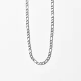 Cadena plateada de acero con eslabones tipo fígaro.