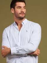 Camisa blanca con diseño de cuadros azules, de manga larga y corte slim fit.