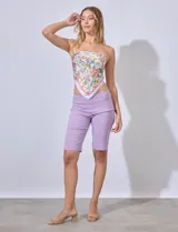 Bermuda color verde militar en gabardina elastizada, marca Ruby Rd. Pretina ancha elastizada. Delantera con bolsillos simulados. Trasera con bolsillos aplicados.