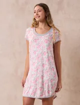 Camisón corto de tejido suave estampado, con cuello redondo y mangas cortas.