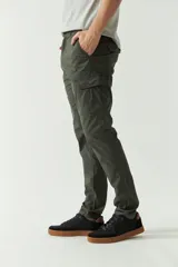 Pantalón cargo azul marino para hombre, con bolsillos laterales y traseros con solapa, cierre con cremallera y botón, trabillas para cinturón y logo en grifa de cuero. Confeccionado en algodón y spandex.