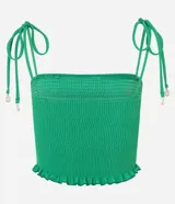 Top cropped femenino de color verde, confeccionado íntegramente en tejido lastex fruncido. Presenta un escote cuadrado y breteles finos regulables mediante lazos con detalle de concha en las puntas.