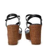 Sandalias de plataforma de corcho trenzado y taco chino, color suela, con tiras cruzadas de cuero y cierre de hebilla en el tobillo.