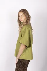 Camisa color ladrillo de corte holgado, con cuello camisero, mangas cortas con dobladillo y costuras a contratono.