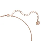 Colgante con dije de osito tridimensional cubierto de cristales rosados en técnica Pointiage®, con un cristal central en forma de corazón suspendido que se mueve con la luz. Cuenta con una cadena de eslabones con baño en tono oro rosa.
