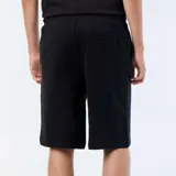 Bermuda de French Terry color negro, de corte recto y diseño liso.