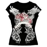 Remera negra de corte ajustado con estampado frontal de estilo gótico que combina rosas rojas y alas blancas con detalles ornamentales.