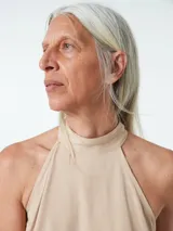 Top negro sin mangas con cuello alto.