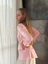 Blazer sastrero de lino en color celeste pastel, con cierre frontal de un botón forrado, solapas clásicas y bolsillos laterales con solapa. Presenta un corte estructurado y forro interior de algodón.