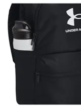 Mochila Under Armour color negro con logo estampado en blanco en el frente. Cuenta con compartimento principal con cierre, bolsillo frontal para objetos de valor, bolsillo lateral para botella y asa superior. Fabricada con tecnología UA Storm resistente al agua.