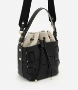 Cartera bucket Satinato de color negro, confeccionada en PU con diseño trenzado y costuras a la vista en color blanco. Cuenta con un compartimento interno de tejido color beige con cierre de cordón ajustable, asa corta superior y una correa larga ancha desmontable de color negro. Los herrajes son de metal dorado.