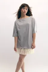 Remerón gris de cuello bote, con bordado del monograma de la marca a tono y encaje blanco integrado en el ruedo. Confeccionado en malla fina compactada de algodón.