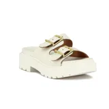 Sandalia plana Vizzano de color blanco, con dos tiras anchas en el empeine provistas de hebillas metálicas plateadas y una suela track negra de plataforma alta.