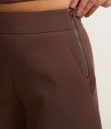 Short lila de tejido bengaline, con bolsillos delanteros y cremallera lateral.