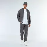 Pantalón de jogging gris con bolsillos cargo laterales y tobillos ajustados.