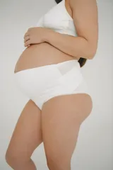 Pack de maternidad compuesto por dos soutienes de lactancia con broches frontales y dos bombachas de tiro alto con faja de sujeción. Confeccionados en algodón suave, diseñados para adaptarse a los cambios del cuerpo durante y después del embarazo.