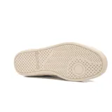 Championes Reebok Court Retro color crema con detalles en celeste y naranja.