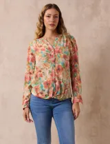 Blusa estampada de Zac & Rachel con cuello a la base, escote en V y botones. Tiene un bolsillo aplicado en la parte delantera, mangas largas regulables con presilla y botón, y terminación anudada opcional.