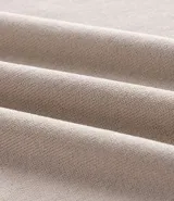 Suéter de corte regular, cuello redondo y manga larga, confeccionado en tejido de viscosa con textura suave y caída ligera.