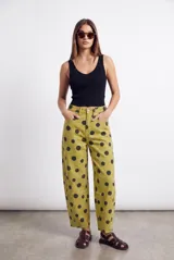 Jean estilo baggy de tiro alto y diseño barrel en color azul marino con estampado de lunares blancos.