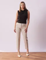 Pantalón de vestir corte recto, largo al tobillo, color blanco. Pretina con broche interno y cierre. Delantera con bolsillos.