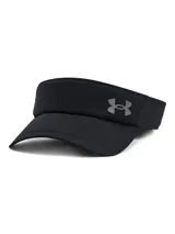 Visera deportiva Under Armour de color negro, con diseño ligero y transpirable. Presenta el logo de la marca en tono gris reflectante en el frente y cierre ajustable con velcro en la parte posterior.