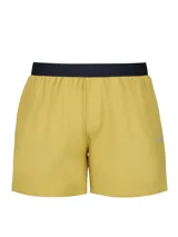 Short deportivo amarillo con logo de Under Armour en la pierna izquierda.