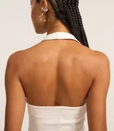 Blusa cropped frente única confeccionada en bengalina con viscosa certificada, de escote cuadrado y sin estampa.