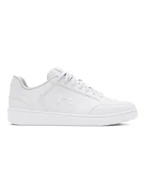 Championes Under Armour modelo Official, de diseño minimalista en color blanco. Presentan una parte superior de cuero sintético con el logo de la marca en el lateral, cierre de cordones y suela de goma estable.