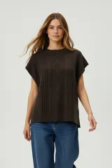 Chaleco sin mangas color marrón oscuro, de tejido de punto con diseño de ochos y rombos en el frente.