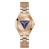 Reloj Guess con caja redonda de 34 mm y correa de eslabones, ambos en acabado dorado rosado. Presenta una esfera con acabado cepillado y un detalle central triangular en color azul con el logo de la marca.