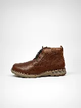 Bota de cuero genuino color marrón, con cordones frontales y suela resistente.