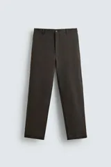 Pantalón de corte recto confeccionado en tejido compacto de algodón con estructura twill. Presenta cierre frontal con cremallera y botón, bolsillos laterales y bolsillos traseros de vivo con botón.