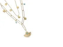 Collar doble de acero y baño de oro con dijes colgante en forma de corazón, círculos y ojo turco. El collar superior es de cadena fina con dijes circulares. El collar inferior es de cadena gruesa con dijes de corazón, ojo turco y cuentas turquesas.